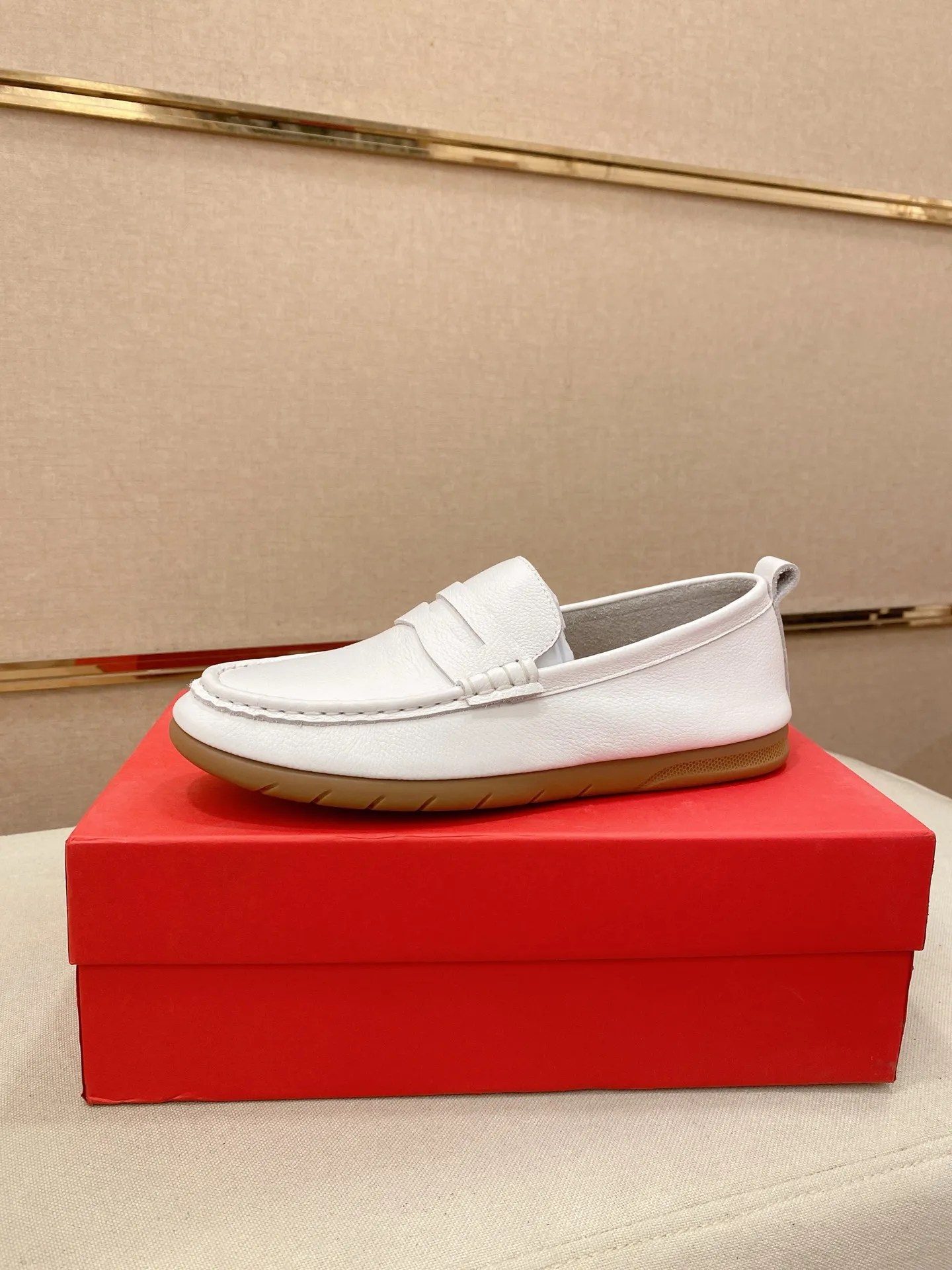 Factory price 500💰 Original Ferragamo men's shoes! The world's top brands...Luxury quality...//Fashion and high-end footwear 👍💪🏻...give you a low-key luxury comfort experience👍. The upper is made of pure Italian imported original cowhide and sweat-absorbent sheepskin lining. It is comfortable and breathable, high-end and classy... luxurious and noble!! .. OEM factory shipment [Hug] stall.. Original board. Welcome to taste..38--44.